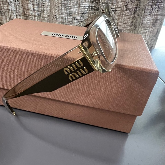 Miu Miu08YS, a solid-colored light brown rectangle - Picture 7 of 7